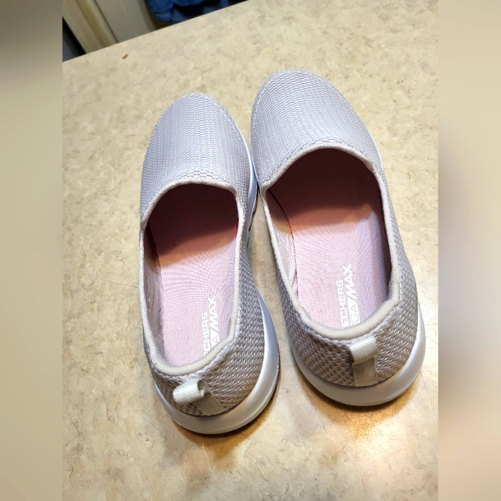 Sketchers Goga Max Ladies Size 11W in Ivory and White EPU Condition